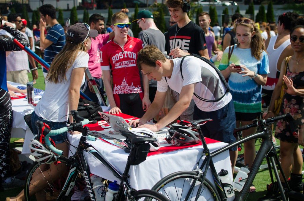 Students sign up to join the BU Cycling team at SPLASH. PHOTO BY MIKE DESOCIO/DAILY FREE PRESS STAFF