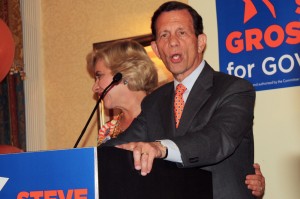 Gubernatorial candidate Steven Grossman speaks to the crowd at his gubernatorial primary election party. PHOTO BY JAIME BENNIS/DAILY FREE PRESS STAFF