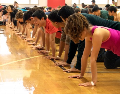 Hundreds of students do pushups at Boston University’s Fitness and Recreation Center Friday to break the world record for the most people doing pushups simultaneously. PHOTO BY JUSTIN HAWK/DAILY FREE PRESS STAFF