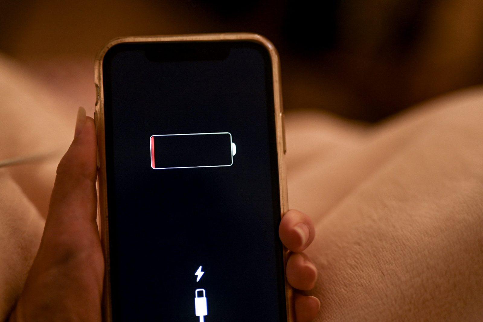 Technical problems such as dead phone batteries pose challenges to Boston University students who must show their COVID-19 compliance badges at checkpoints around the University. ILLUSTRATION BY LAURYN ALLEN/ DAILY FREE PRESS STAFF
