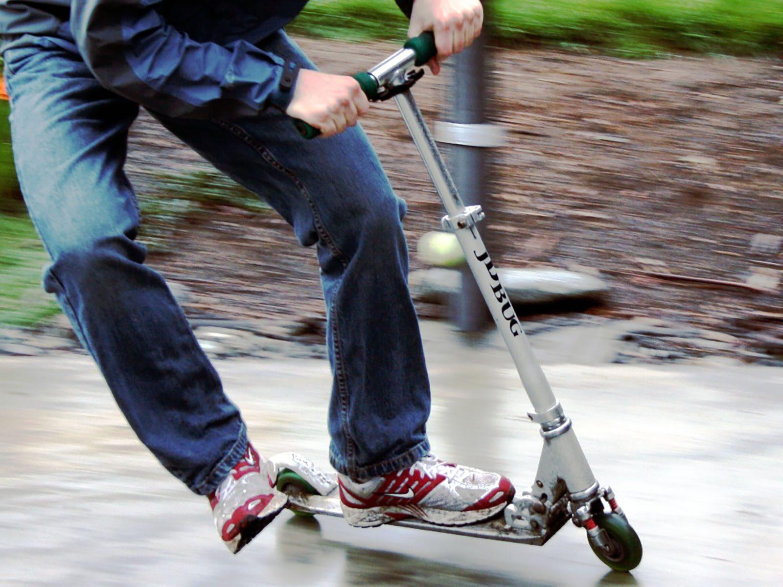 Despite the popularity of electric scooters, students have increasingly been using traditional, non-electric scooters to get around campus. ILLUSTRATION COURTESY OF WIKIMEDIA COMMONS.