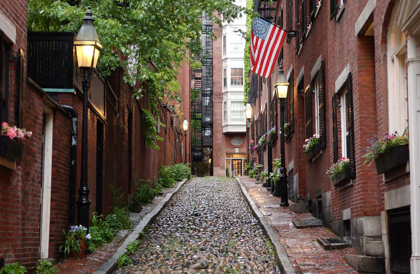 Beacon Hill residents wrote an open letter requesting gas lamps in the neighborhood be replaced with electric bulbs to protect trees harmed by gas leaks. COURTESY OF IAN HOWARD VIA WIKIMEDIA COMMONS
