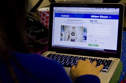 A study showed that envy caused by looking at others’ lives on Facebook may be a cause of the unhappiness that comes from using the website. PHOTO ILLUSTRATION BY MICHELLE JAY/DAILY FREE PRESS STAFF
