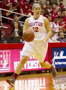 Terrier junior guard Danielle Callahan put up 15 points and grabbed two steals in BU’s 59–45 victory over the University of New Hampshire. MICHELLE JAY/DAILY FREE PRESS STAFF