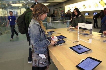 A customer using an iPad, one of the many items supposedly in violation of a Boston University patent, at the Apple store on Boylston Street in Boston. PHOTO BY SARAH FISHER/DAILY FREE PRESS STAFF