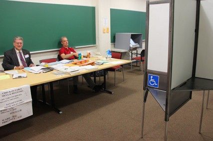 A small number of BU students voted in the mayoral primaries Tuesday. According to Mark D. Trachtenberg (left), precinct election supervisor, less than 30 students voted all day at 111 Cummington St. PHOTO BY ALEXANDRA WIMLEY/DAILY FREE PRESS STAFF