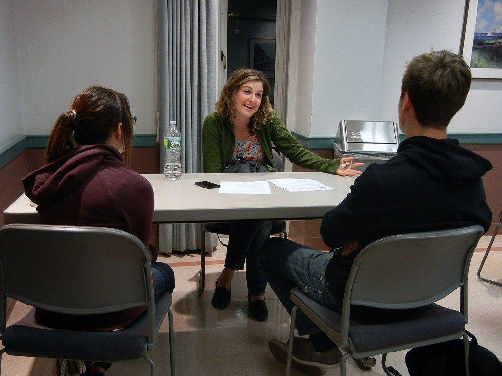 Rachel Kitchener (CGS ‘17) speaks to interested students at the Delta Kappa Alpha “speed dating” event Tuesday. PHOTO BY WILLA RUSOWICZ-ORAZEM/DAILY FREE PRESS CONTRIBUTOR