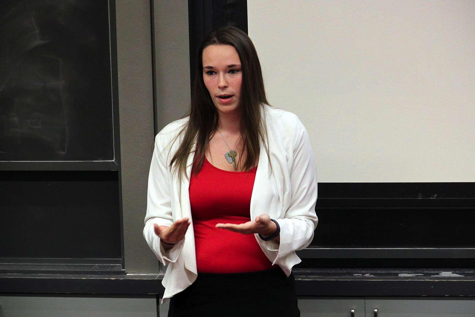 Mim Eiben (CAS and SMG ‘18) proposes printing flyers for off-campus students to inform them of their rights as tenants at a Boston University Student Government meeting at the Photonics Center Monday. PHOTO BY STANISLAVA LABETSKAYA/DAILY FREE PRESS STAFF