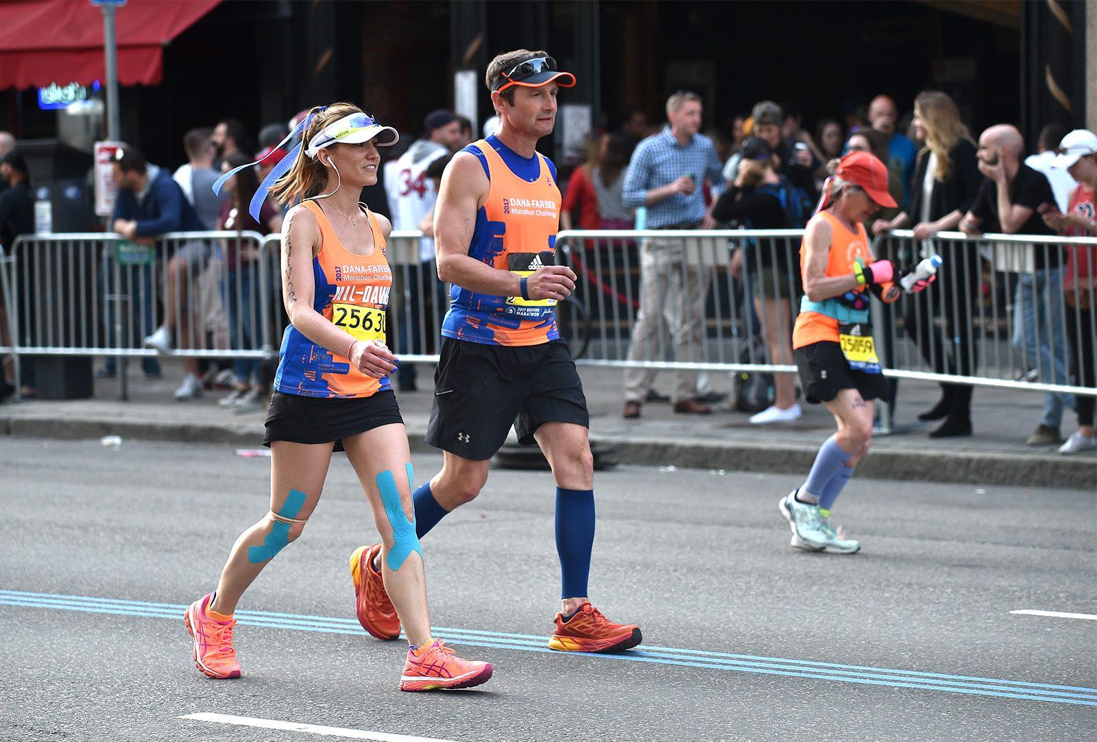 Hilary Hall, a MBA student in Boston University’s Questrom School of Business, runs as a cancer survivor for the Dana-Farber Cancer Institute Monday at the 2017 Boston Marathon. PHOTO BY MADDIE MALHOTRA/ DAILY FREE PRESS STAFF