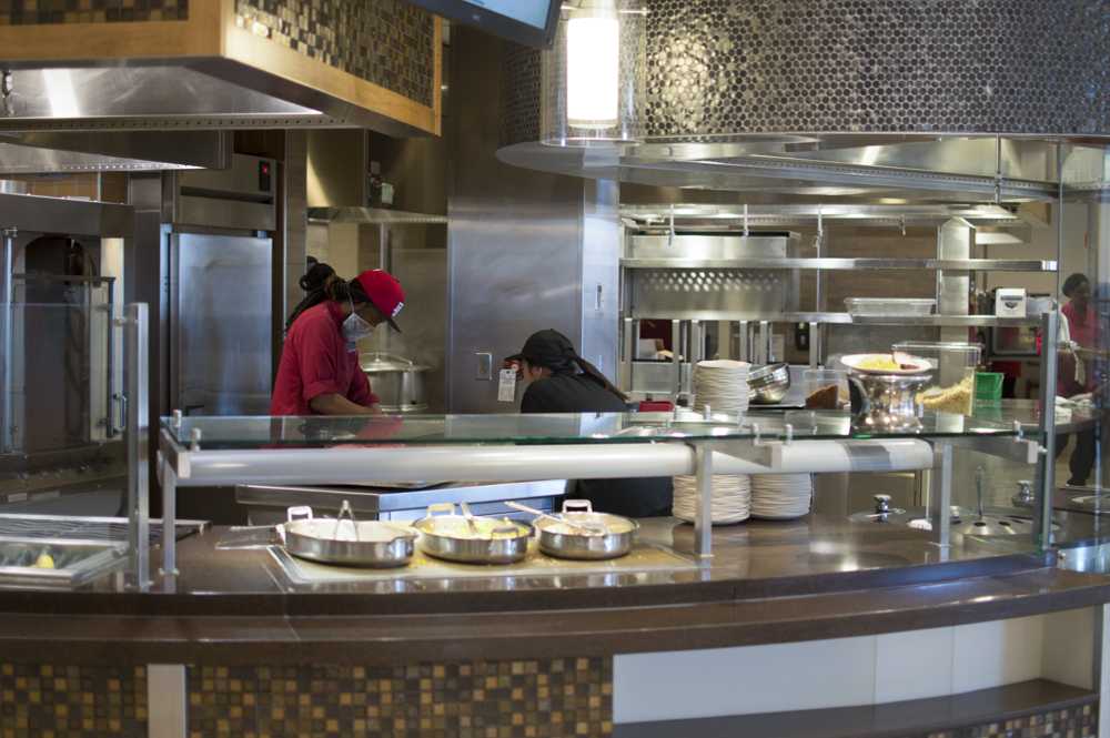 Staff at work in Marciano Commons dining hall. Aramark, the company responsible for hiring Boston University’s Dining Services employees, has informed its staff on campus about their most recent policies and guidelines on how to respond to potential active shooter threats. PHOTO BY DOUGLAS DARRAH/DAILY FREE PRESS STAFF
