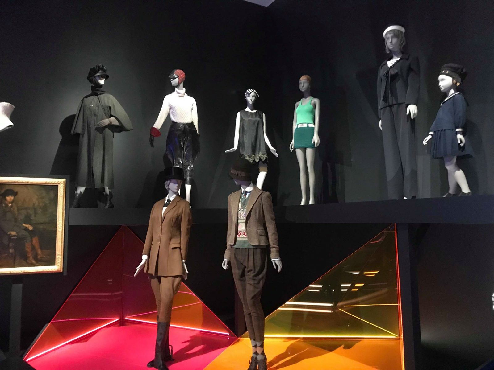 REVIEW: Gender Bending Fashion exhibit examines history of gender ...