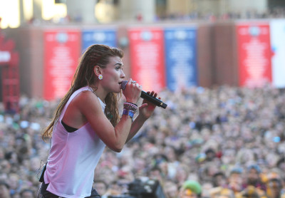 Mandy Lee of MisterWives performs Sunday afternoon. PHOTO BY SARAH SILBIGER/DAILY FREE PRESS STAFF