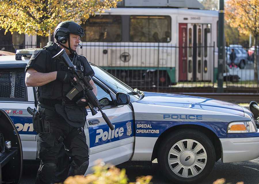 A law enforcement official on the scene after a hoax call was made to BUPD's dispatch center warning of guns and bombs in Mugar Memorial Library last year. PHOTO BY SARAH SILBIGER/ DFP FILE PHOTO