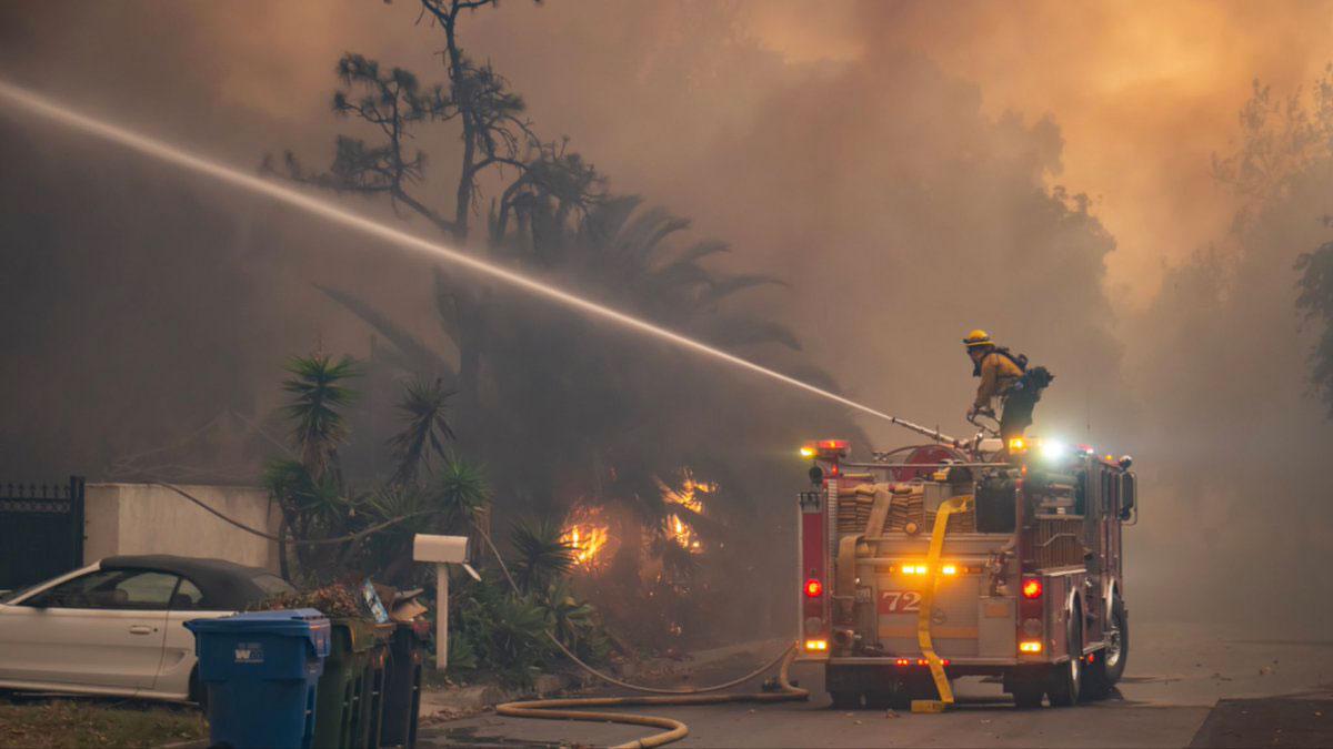 Firefighters from the Los Angeles County Fire Department work to put out the fire that broke out in Southern California Nov. 8. COURTESY OF LOS ANGELES FIRE DEPARTMENT