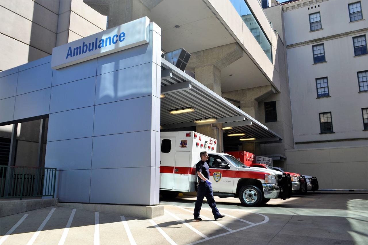 Boston University students who volunteer as emergency medical technicians recounted the realities of the pandemic they have observed from the frontline. COURTESY OF PIXABAY