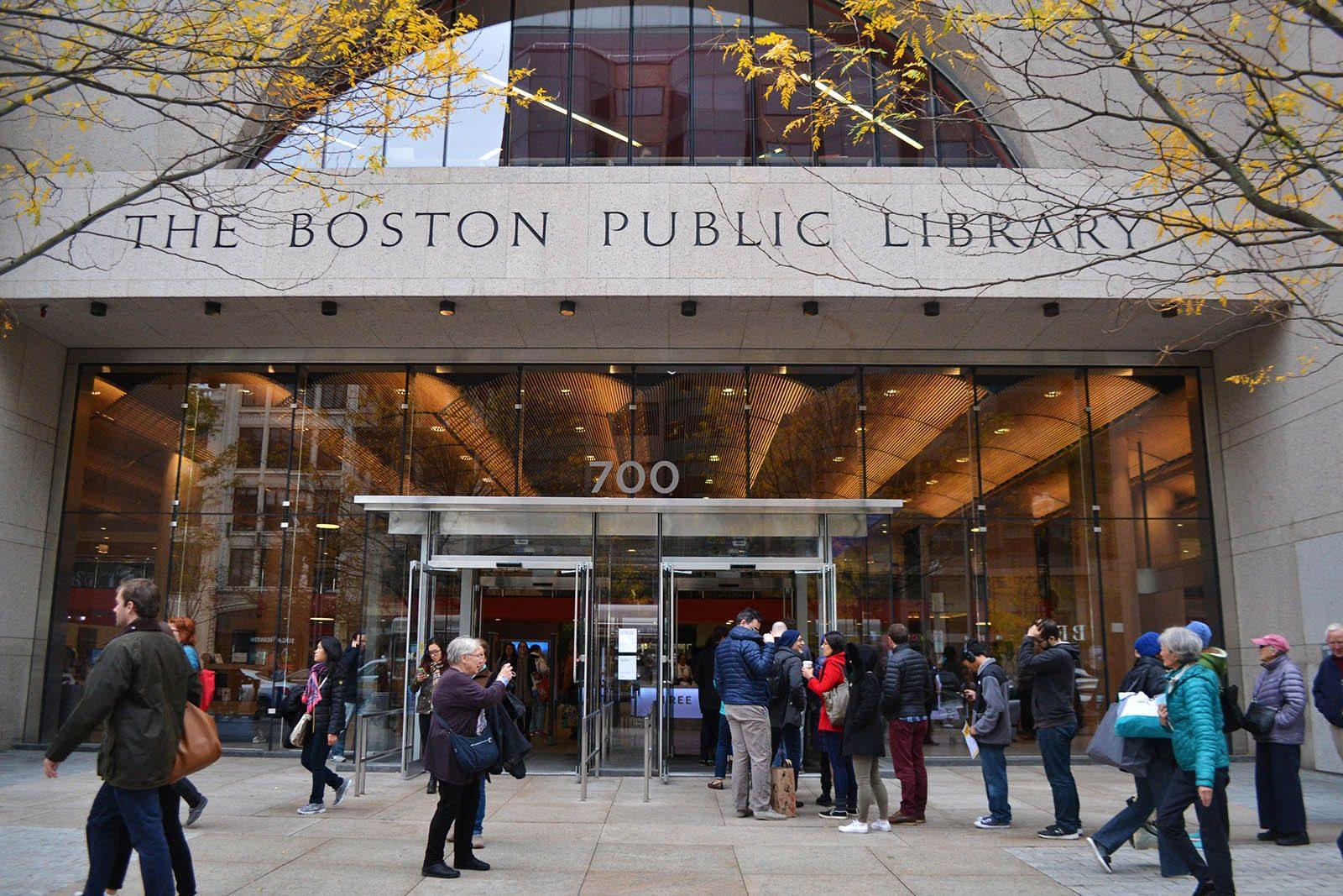 A line of voters extends outside the Boston Public Library. PHOTO BY CHLOE GRINBERG/ DAILY FREE PRESS STAFF 