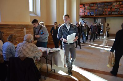 Boston resident Travis Hasley picks up his ballot at the Boston Public Library voting location. PHOTO BY ERIN BILLINGS/ DAILY FREE PRESS STAFF 