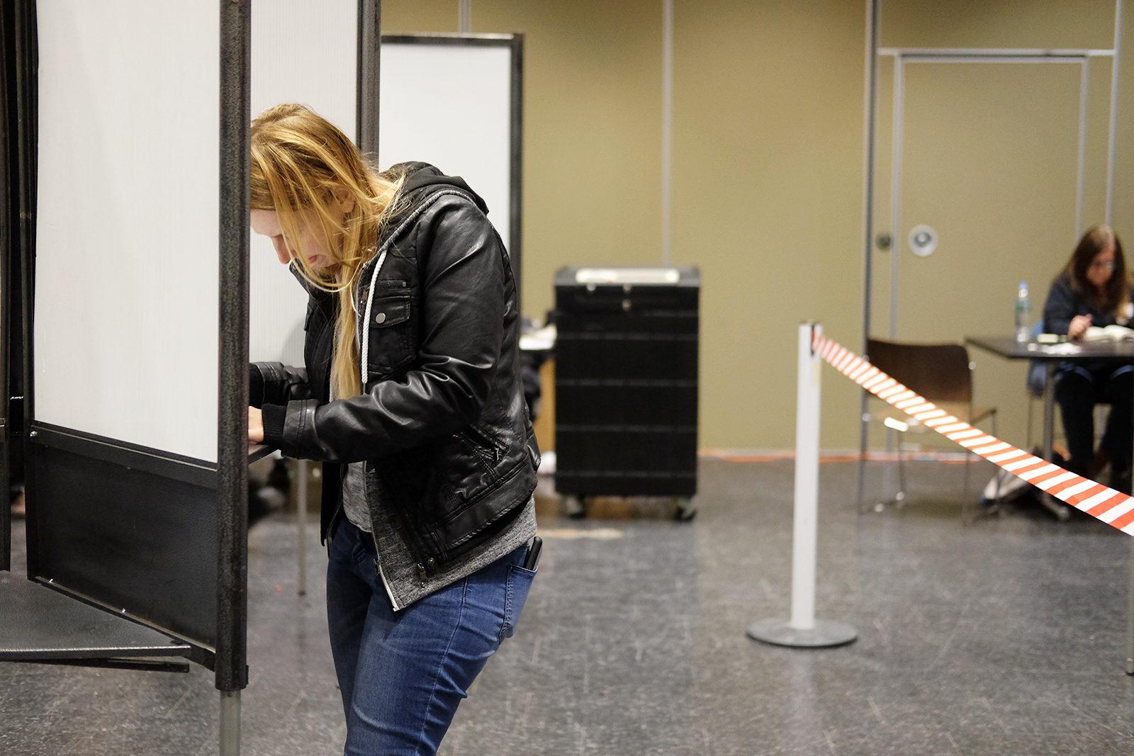 Sen. Cynthia Creem sponsors a bill that pushes automatic voter registration after low voter turnout in the municipal elections. PHOTO BY ISABELLA ARTEAGA/ DAILY FREE PRESS STAFF