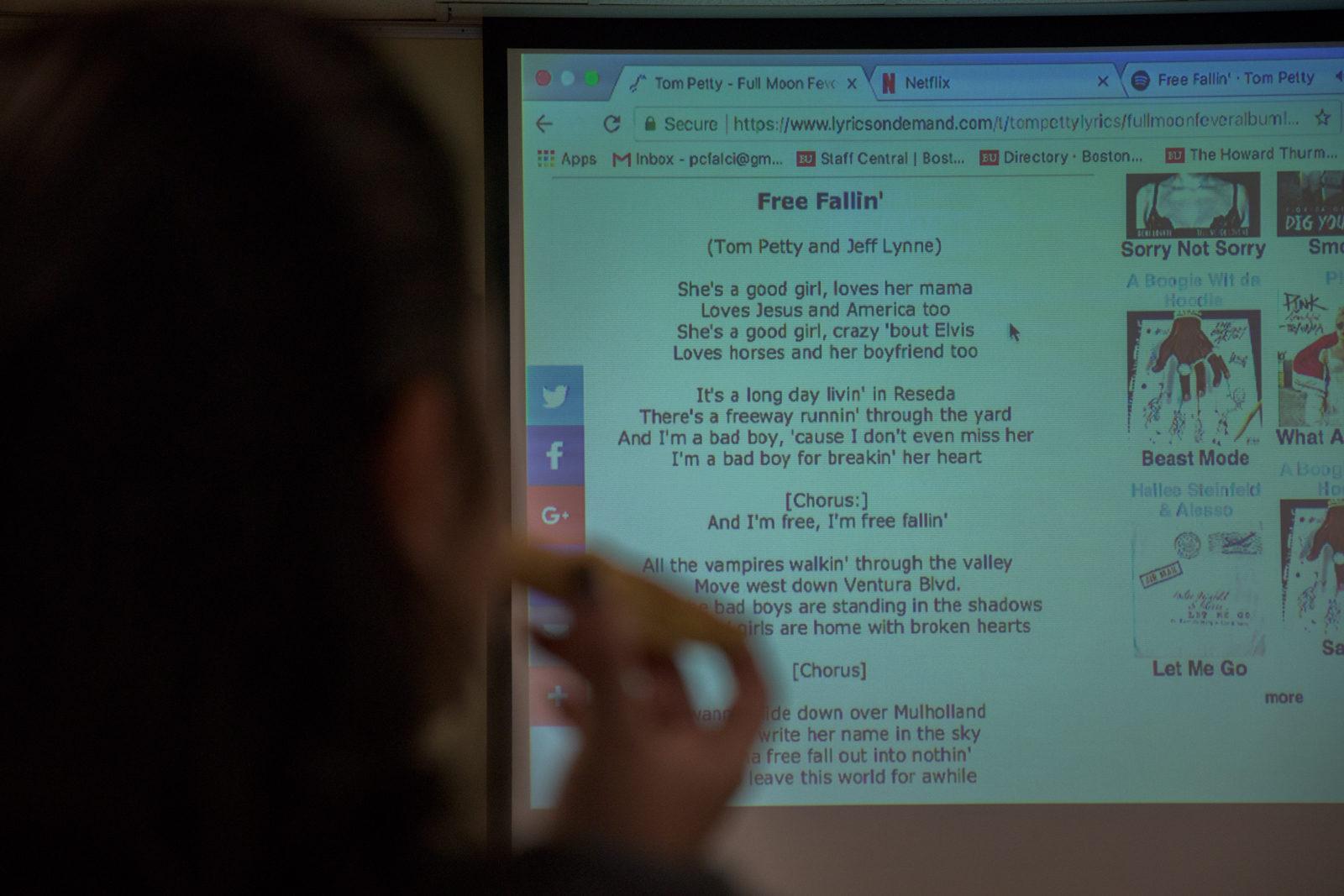 Students listen to Tom Petty’s “Free Fallin’” at the Howard Thurman Center for Common Ground’s album party. PHOTO BY CHLOE GRINBERG/ DAILY FREE PRESS STAFF