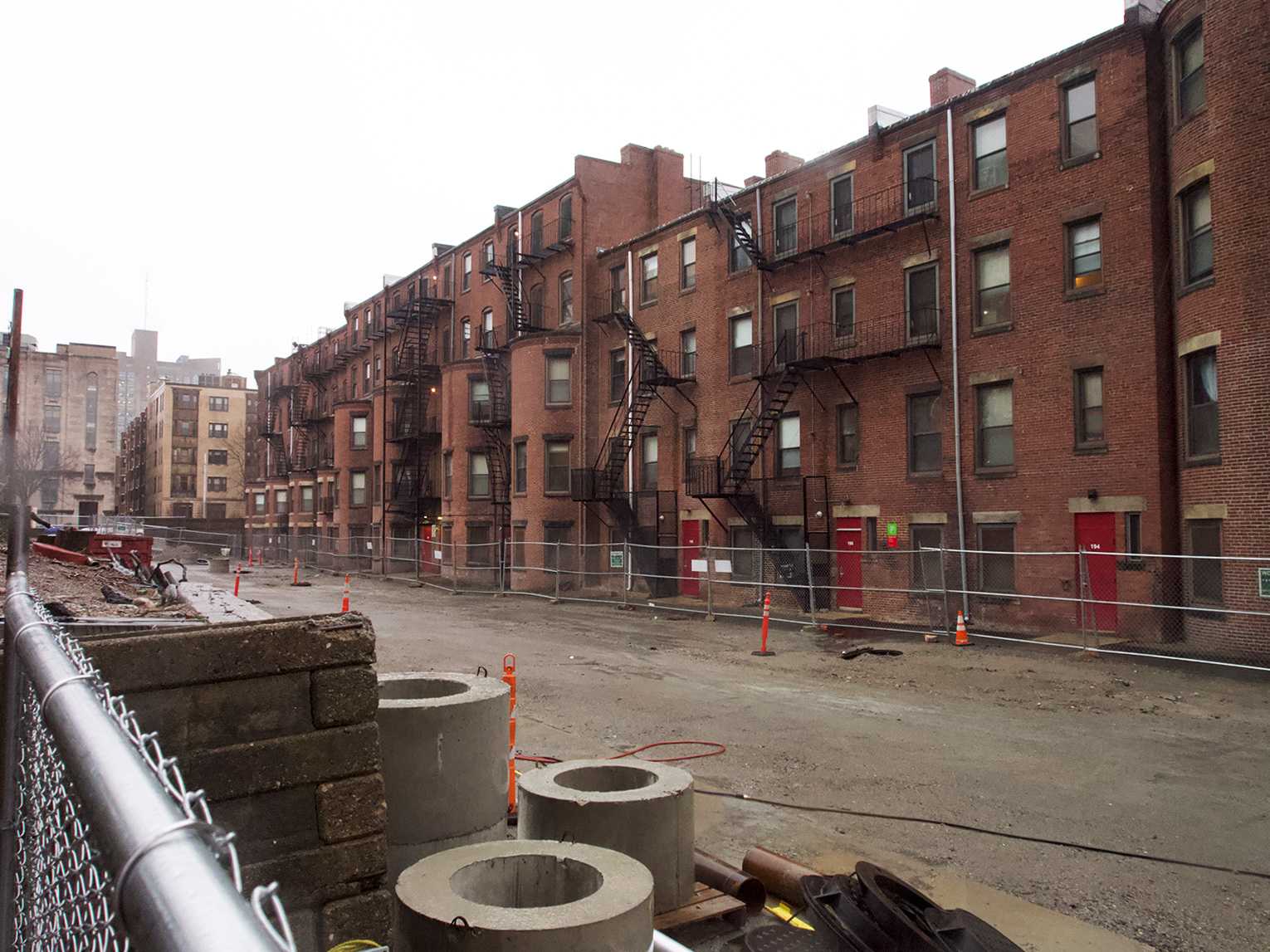 Boston University housing on Bay State Rd. shown from the building’s rear alleyway. Geothermal drilling for the construction of the new Center for Computing and Data Sciences Building has disrupted life for Bay State residents, many of whom have filed noise complaints. DANIEL KOOL/ DAILY FREE PRESS STAFF