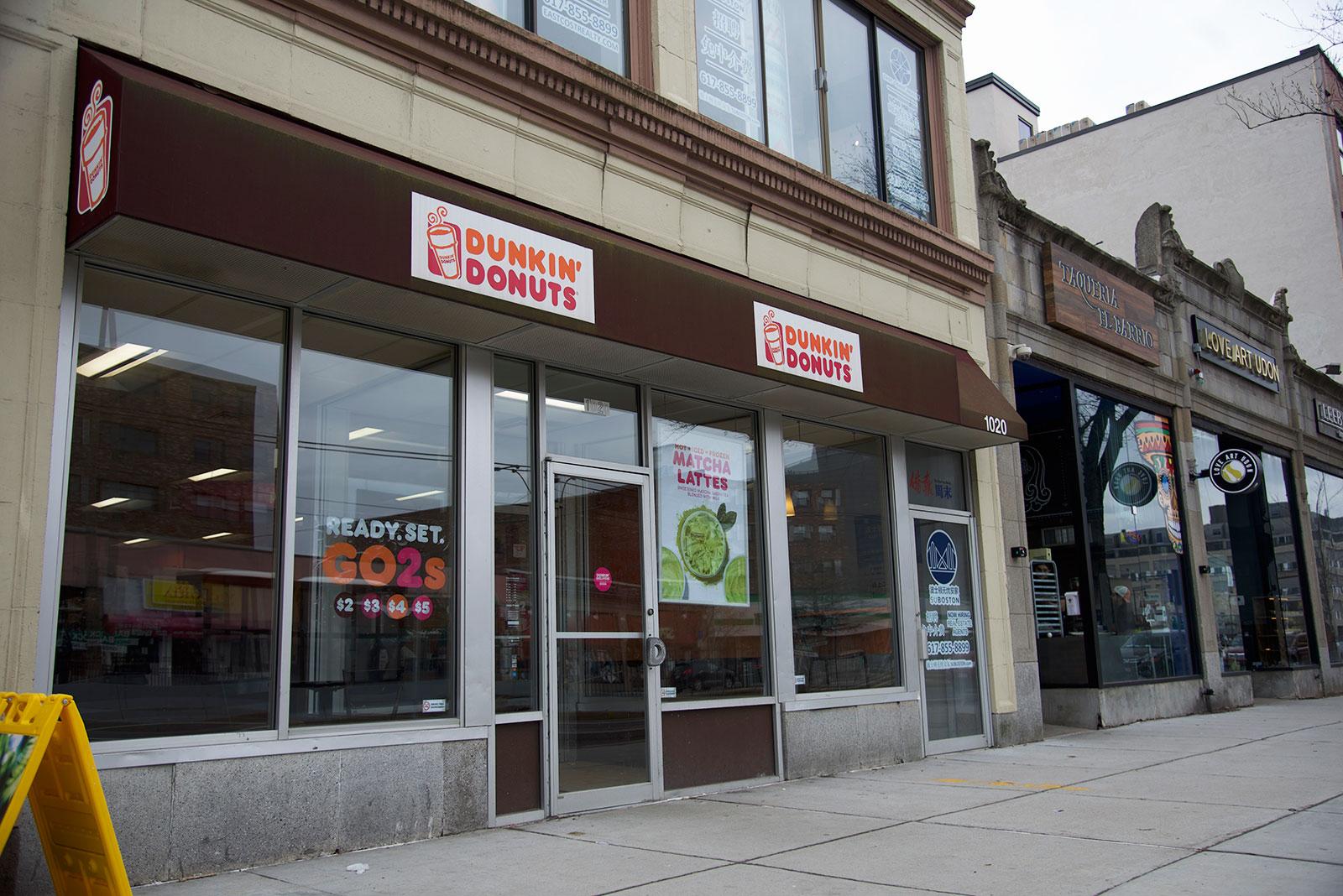 The Dunkin’ location at 1020 Commonwealth Ave. A recent poll released by the University of Massachusetts’ Center for Public Opinion showed that Dunkin’ is more popular among Mass. residents than Tom Brady, who is in turn more popular than Gov. Charlie Baker. DANIEL MU/ DAILY FREE PRESS STAFF