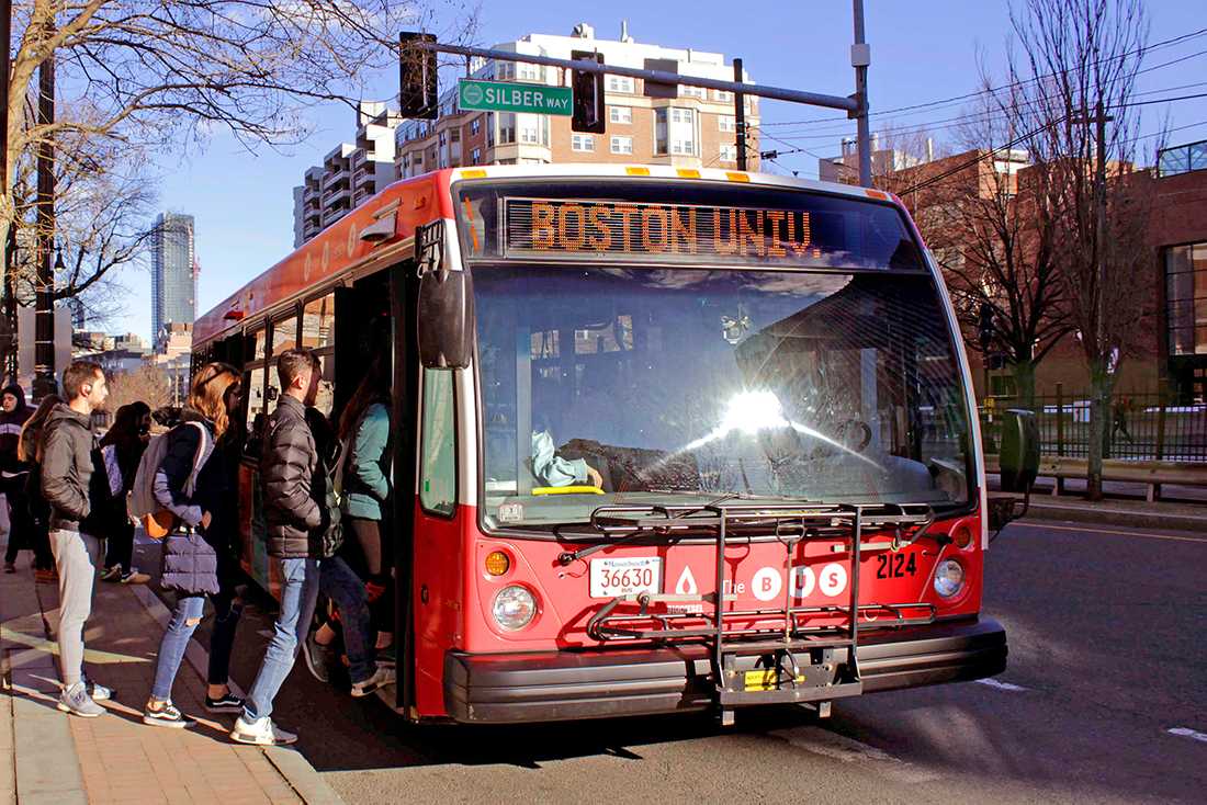 Students board the BU Shuttle. RACHEL SHARPLES/ DFP STAFF 
