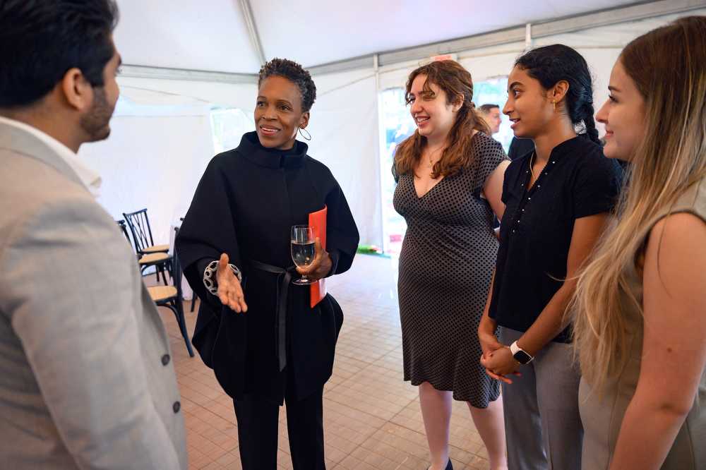 r. Melissa Gilliam meets student government members Dhruv Kapadia, Ilana Keusch, Navya Kotturu and Hanna Dworkin.