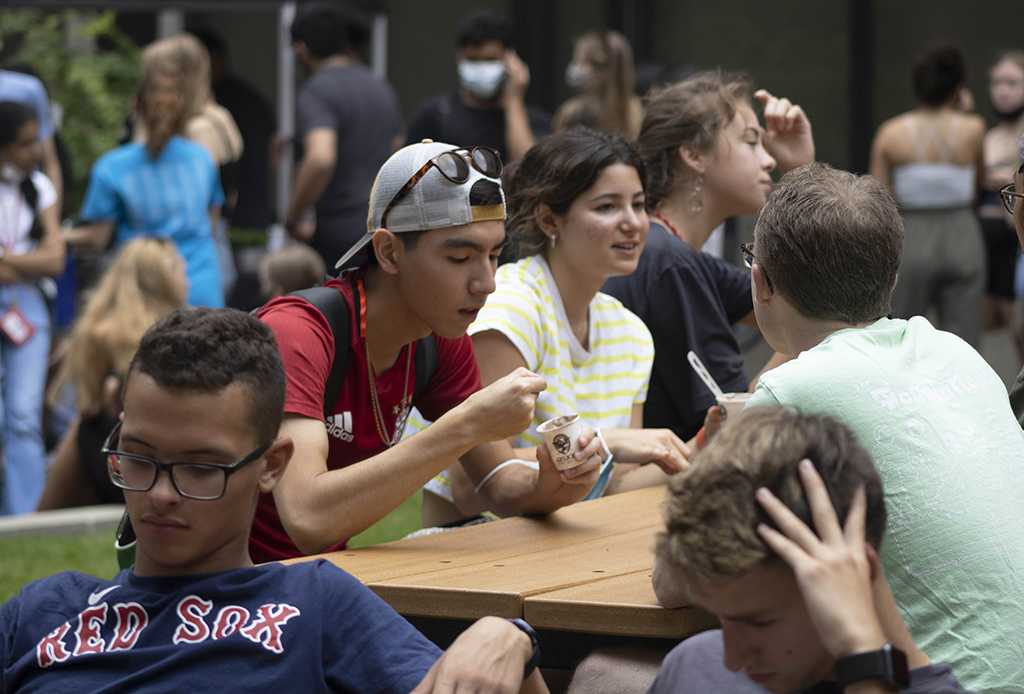 Students eat ice cream on the College of Communication lawn as part of the 2021 Weeks of Welcome ice cream social. There’s nothing like getting free swag, Lifestyle writer Thalia Lauzon said, and the Boston University Weeks of Welcome is an exceptional time to take advantage of free treats and souvenirs. SHANNON DAMIANO/ DFP FILE
