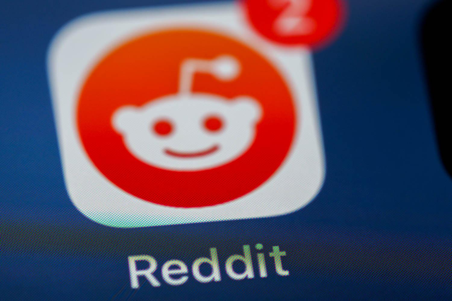 The Reddit app icon. Several Reddit users debate the Dead Internet Theory, a conspiracy theory that claims the internet “died” between 2016 and 2017 and is now run by manipulative bots. COURTESY OF BRETT JORDAN VIA UNSPLASH