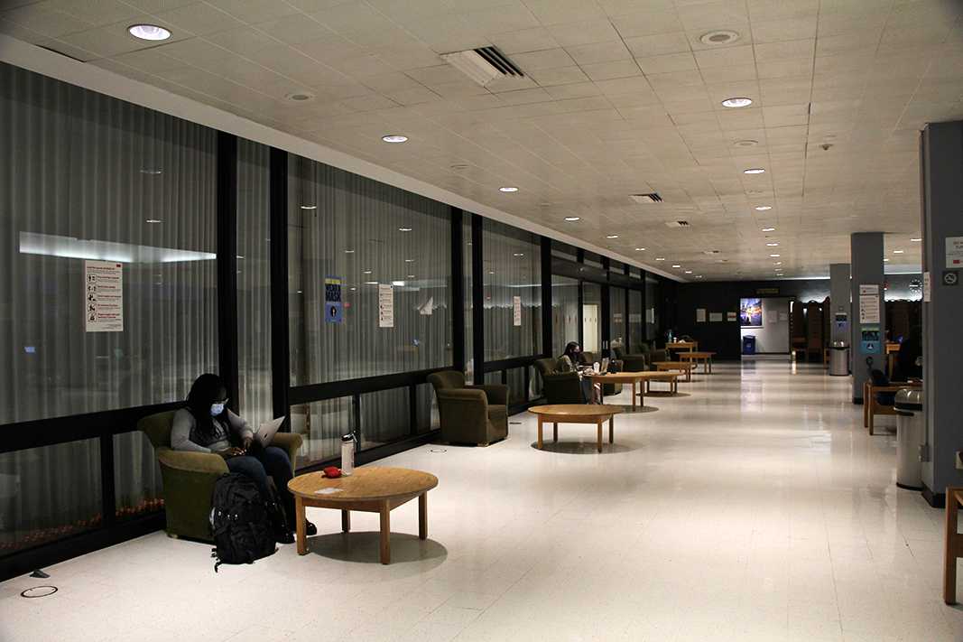 Students studying in the George Sherman Union’s Ziskind Lounge. Some Boston University students have experienced difficulties finding adequate study spaces on campus.THALIA LAUZON/ DAILY FREE PRESS STAFF