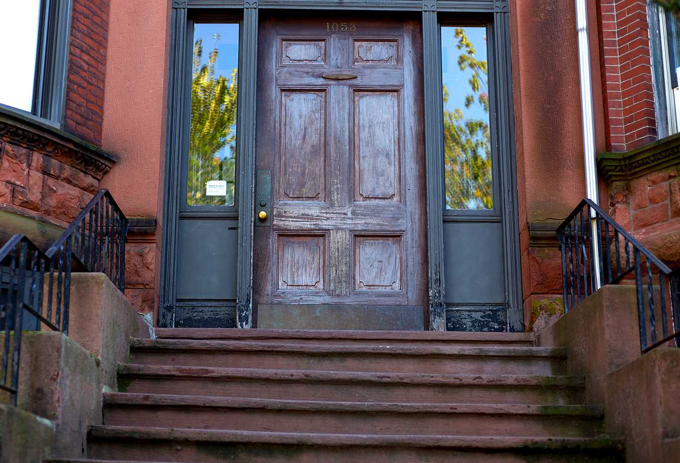 A Boston University residence at 1053 Beacon Street lacks an accessible entrance for students with physical disabilities. Several students with physical disabilities have cited accessibility issues with University building entrances, certain residence elevators and the BU Bus. ANH NGUYEN/ DAILY FREE PRESS STAFF

