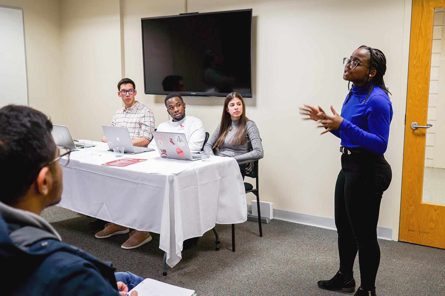 Archelle Thelemaque, director of communication for the Boston University Student Government,
speaks Tuesday at a town hall meeting. SERENA YU/ DAILY FREE PRESS STAFF