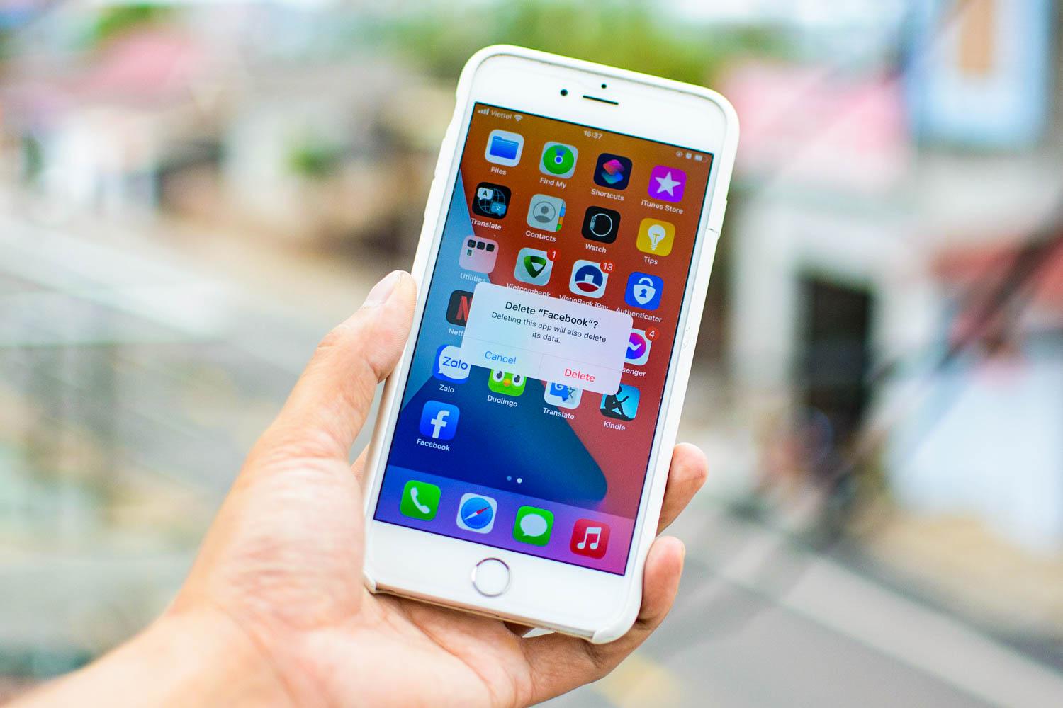 Someone deleting Facebook from their iPhone. Having not used social media for five years, Kendall shares her tips for reducing one’s online presence while still keeping up with news and digital trends. COURTESY OF KIEU TRUONG VIA PIXABAY