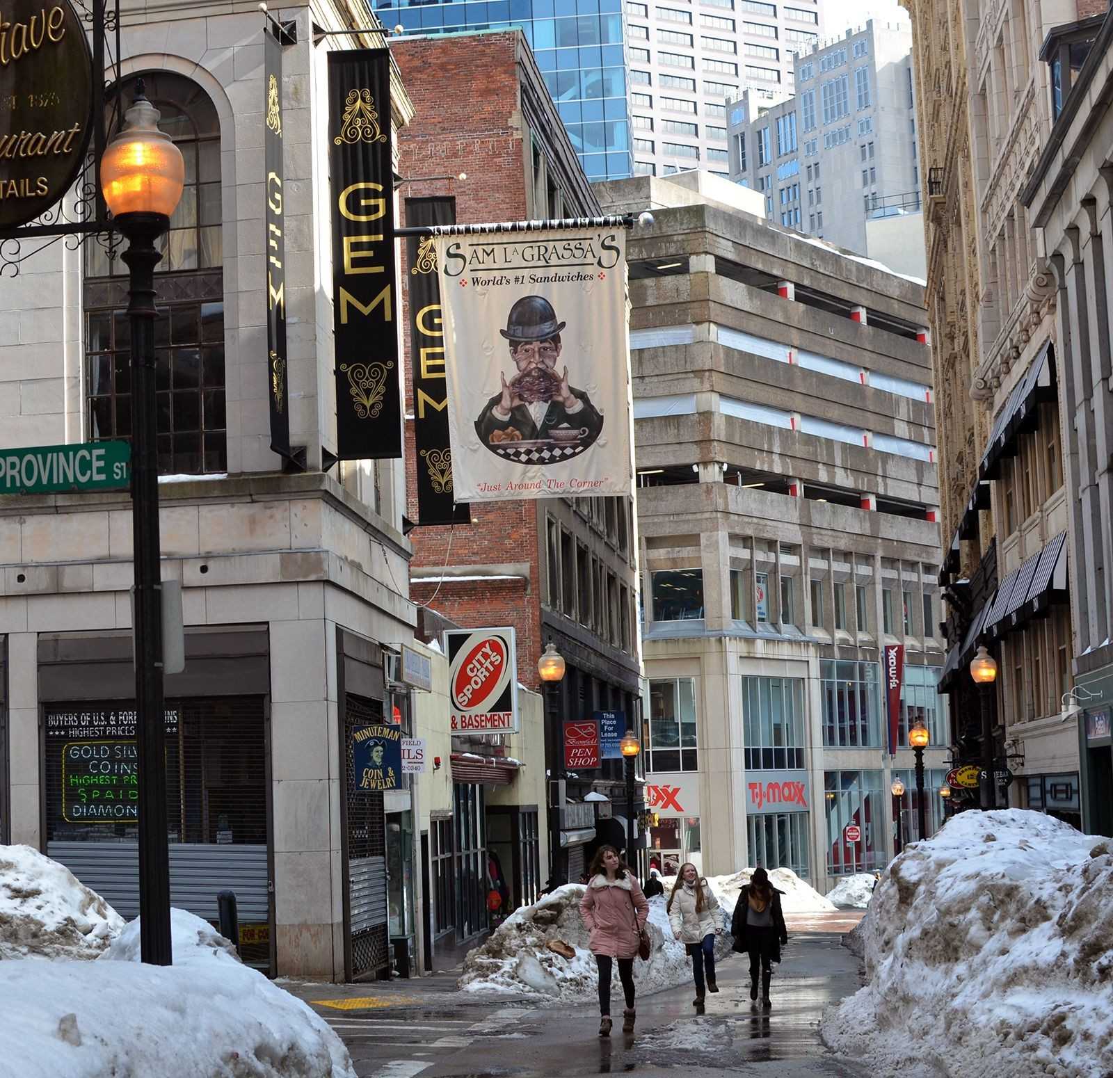 Boston restaurants will offer discounts through “Dig Out Dine Out,” a program to compensate for loss of business due to winter storms. PHOTO BY WILLA RUSOWICZ-ORAZEM/DAILY FREE PRESS STAFF
