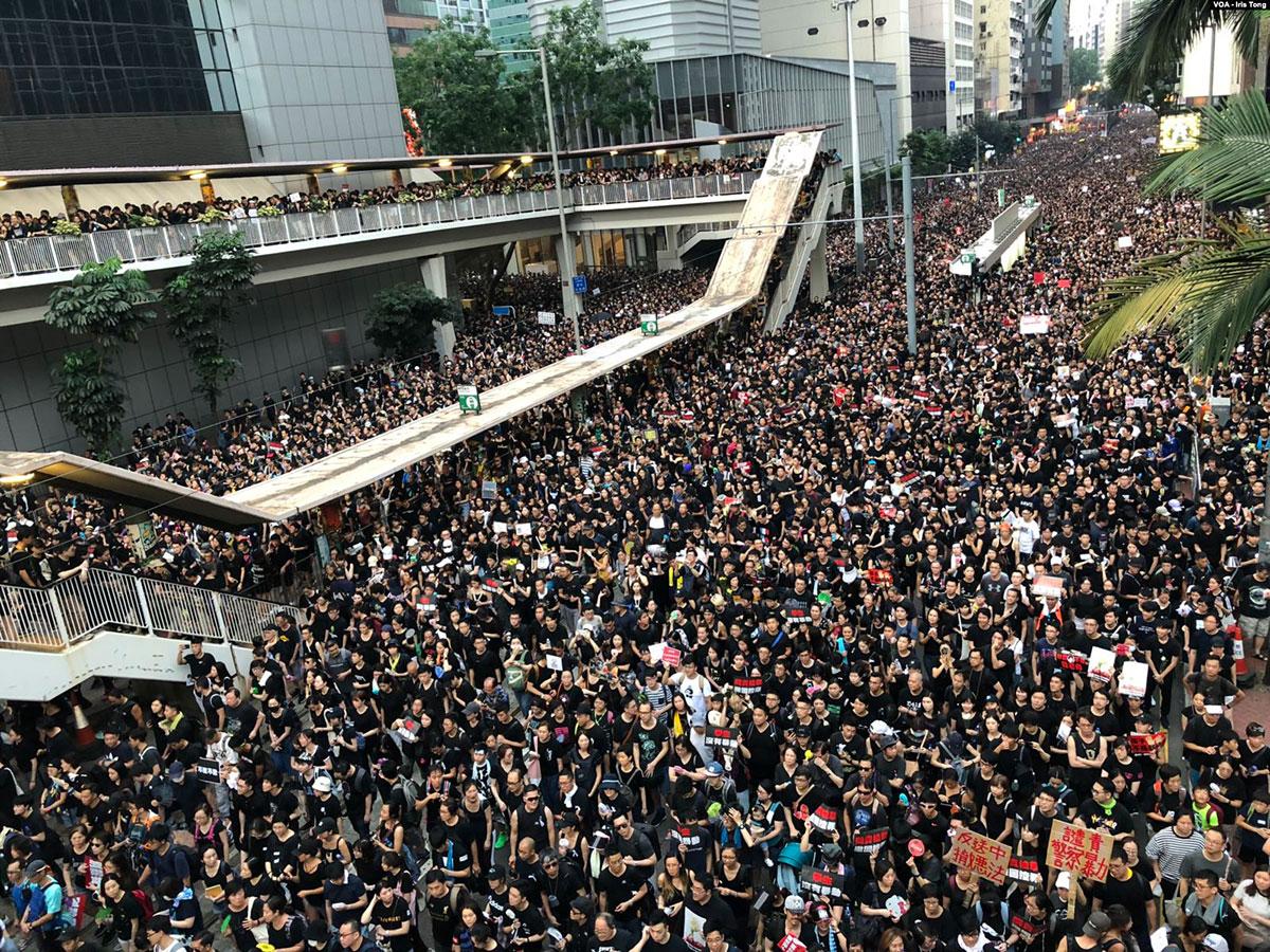 Hong Kong residents protesting against an extradition bill in June. A screening of independent drama “Head-to-Tail” and a following discussion was held at Harvard University’s Austin Hall on Sunday that highlighted the various social groups involved in Hong Kong’s ongoing protests. COURTESY OF WIKIMEDIA COMMONS