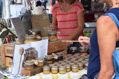 Ariel’s Honey Infusions displays jars of honey at the Boston Local Food Festival at the Rose Fitzgerald Kennedy Greenway on Sunday. PHOTO BY ELLEN CLOUSE/ DAILY FREE PRESS STAFF