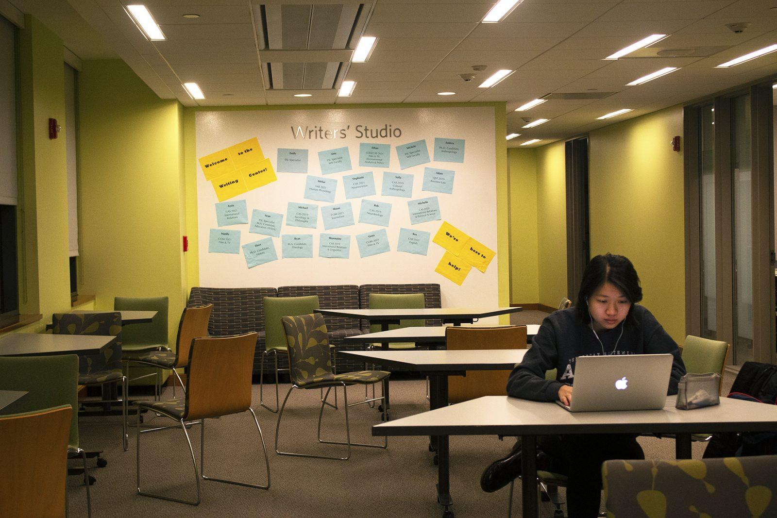 A Boston University student studies in the College of Arts and Sciences Writing Center, located in the Yawkey Center for Student Services. BU introduced a revised version of WR150 classes, called WR152, that place a greater focus on integrating multimedia skills. GABRIELA HUTCHINGS/ DAILY FREE PRESS STAFF 