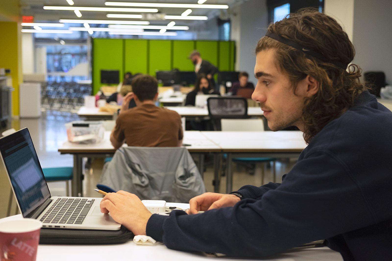 A Boston University student at the BUild Lab. Applications for the first round of the biannual Innovate@BU Idea Cup are due Friday. RODRIGO DE LA MAZA/ DAILY FREE PRESS STAFF