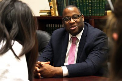 Boston City Councilor Tito Jackson holds an open roundtable with journlists from college newspapers and talked about gentrification as well as education. PHOTO BY KANKANIT WIRIYASAJJA/ DAILY FREE PRESS STAFF 