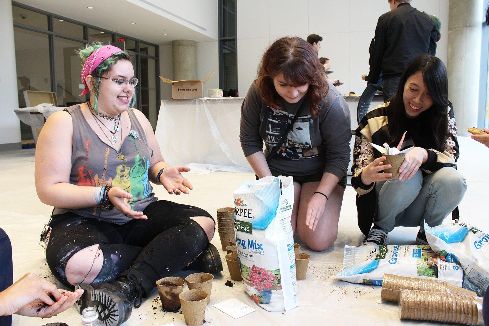 Green Arts Network hosts Bee Green, a workshop revolving around sustainability on the ground level, Sunday afternoon at the Massachusetts College of Art and Design. PHOTO BY ELISE TAKAHAMA/ DAILY FREE PRESS STAFF