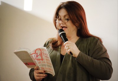Wendy Newman reads an excerpt from her new book, “121 First Dates," at Trident Booksellers and Café Thursday night. PHOTO BY SAVANAH MACDONALD/DAILY FREE PRESS STAFF 