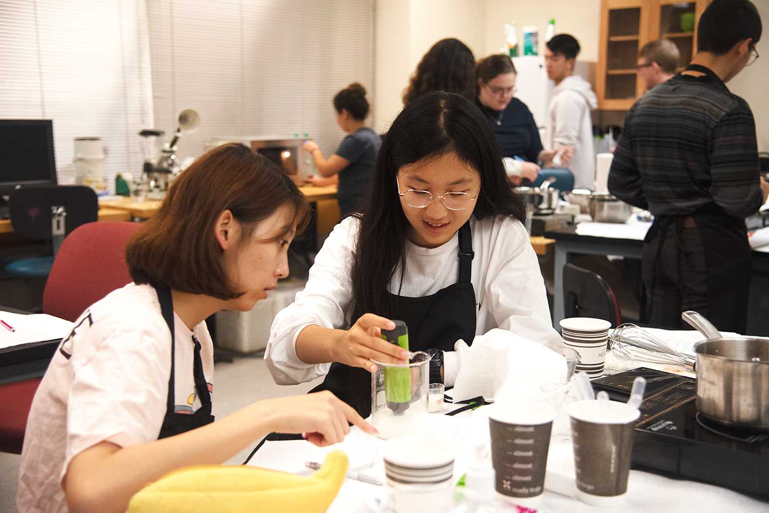 Yueyi Liu (CAS ‘22) and Xuexin Li (CAS ‘23) experiment with food compositions in “Physics of Food and Cooking,” a course offered through the College of Arts and Sciences at BU. DANIEL MU/ DAILY FREE PRESS STAFF