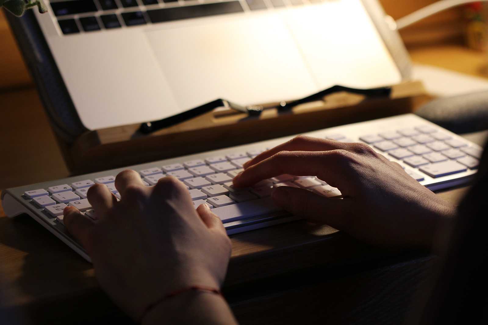 Boston University’s Study Abroad Office created virtual internship opportunities at overseas companies for students who were supposed to study abroad this semester. ILLUSTRATION BY HANNAH YOSHINAGA/ DAILY FREE PRESS STAFF