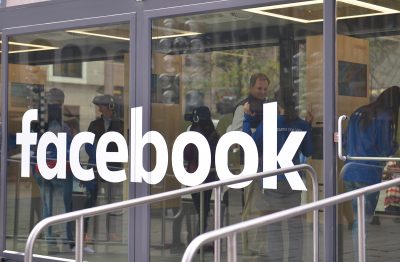 Facebook’s Virtual Reality Roadshow booth sits in Faneuil Hall Market Place. PHOTO BY SHANE FU/ DAILY FREE PRESS STAFF 