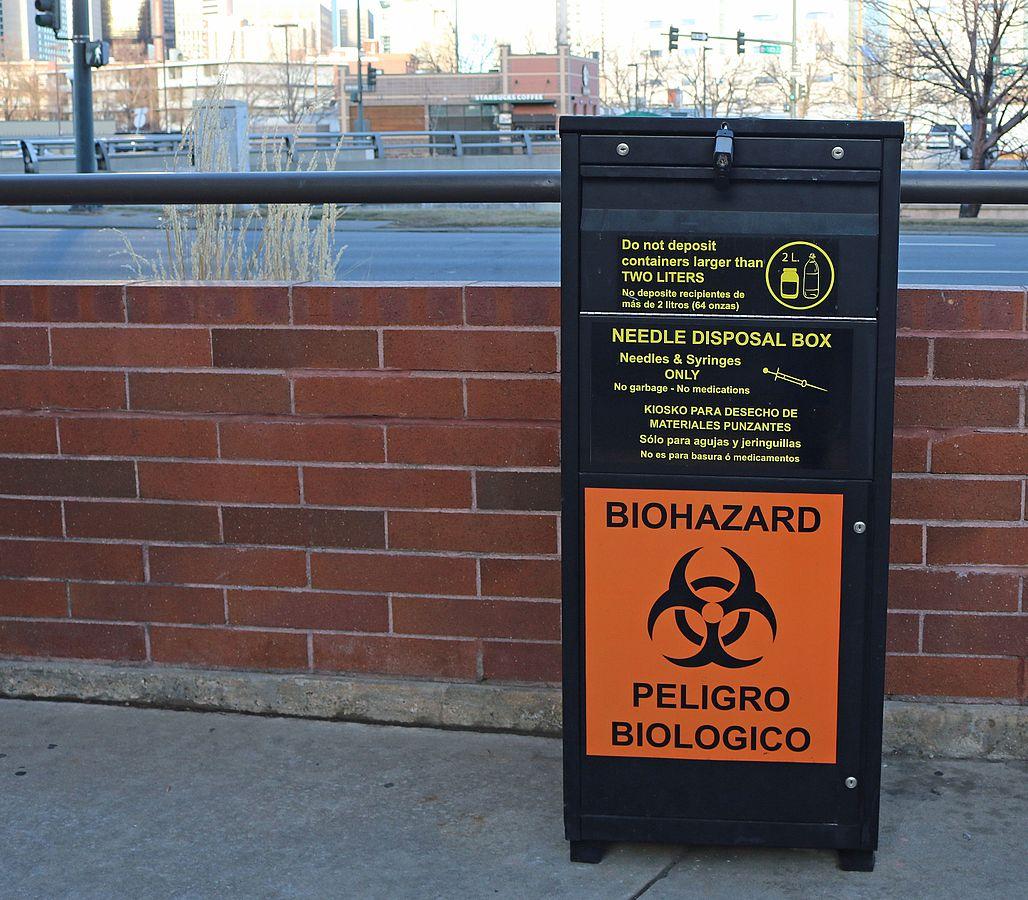 A needle disposal box. The Boston City Council is requiring pharmacies with three or more locations to provide safe sharp disposal sites. COURTESY OF WIKIMEDIA COMMONS