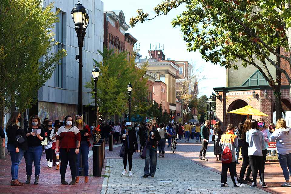 Tourists gather on Essex Street in downtown Salem. Businesses in Salem will shut down by 8 p.m. on Oct. 30 and 31 to limit the spread of COVID-19. HANNAH YOSHINAGA/ DAILY FREE PRESS STAFF
