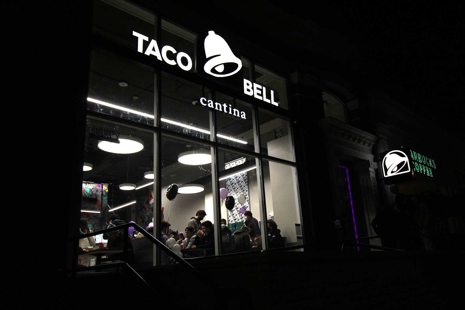 Taco Bell Cantina opened its doors on Commonwealth Avenue Wednesday. HANNAH YOSHINAGA/ DAILY FREE PRESS STAFF
