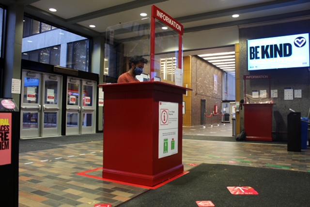 A green badge checkpoint in the George Sherman Union. Boston University’s student-led street teams focused on safety and engagement are now checking for COVID-19 compliance at multiple BU locations. AMANDA SCHNEIDER/ DAILY FREE PRESS STAFF