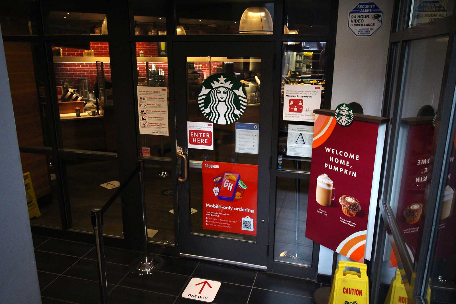 Boston University’s Starbucks location in Kenmore Square closed for the rest of the Fall semester on Tuesday. HANNAH YOSHINAGA/ DAILY FREE PRESS STAFF