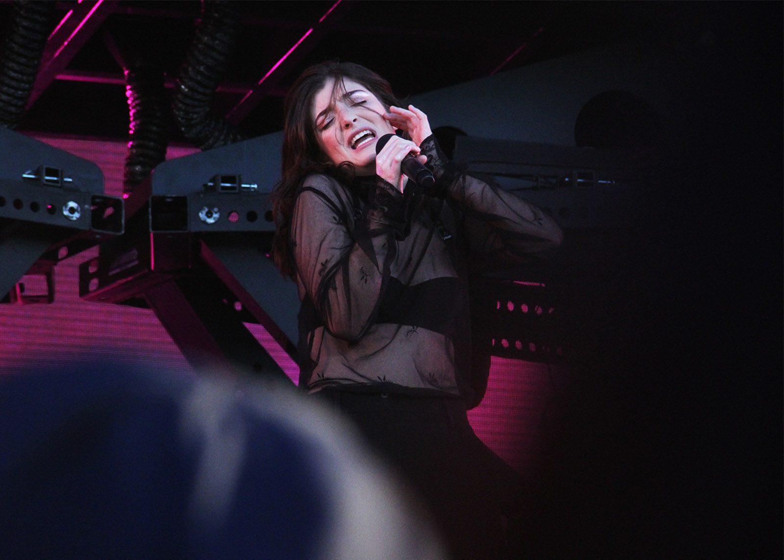 Lorde performs at the main stage Friday night. PHOTO BY OLIVIA FALCIGNO/ DAILY FREE PRESS STAFF